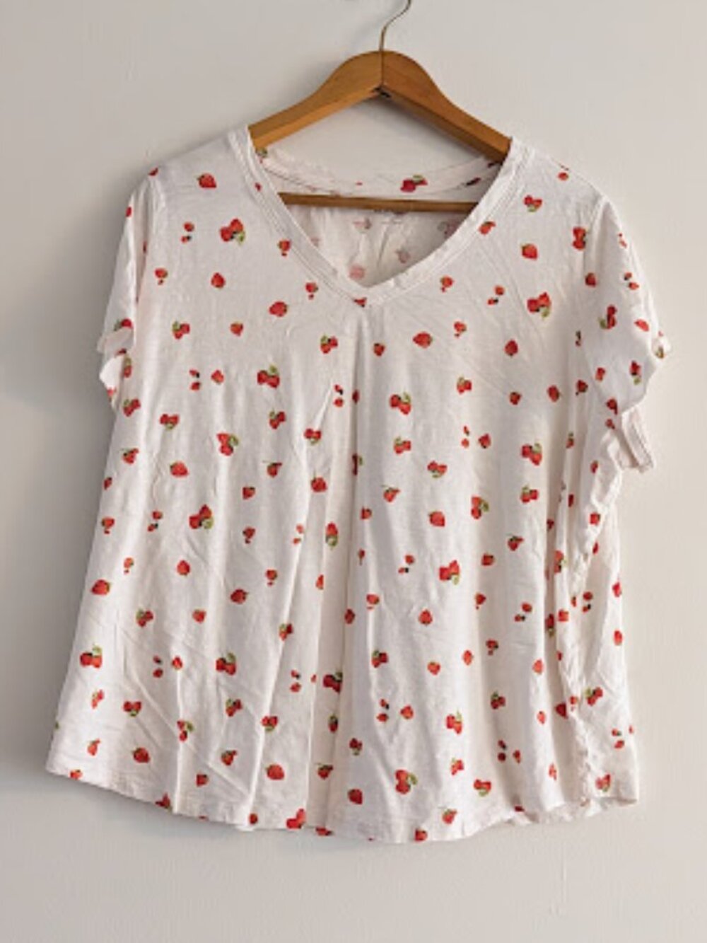 Old Navy White Strawberry T-Shirt Size 2X